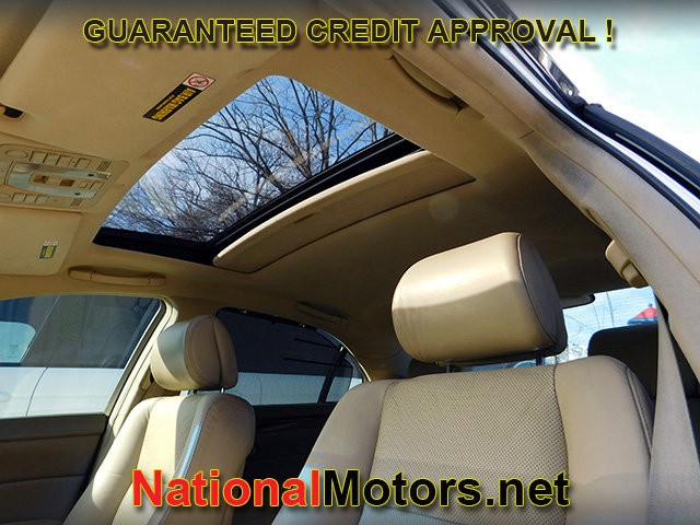 Acura RL Vehicle Full-screen Gallery Image 11