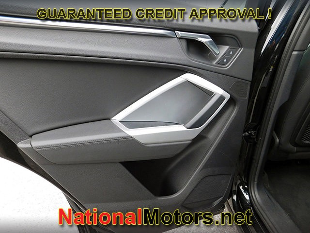 Audi Q3 Vehicle Full-screen Gallery Image 11