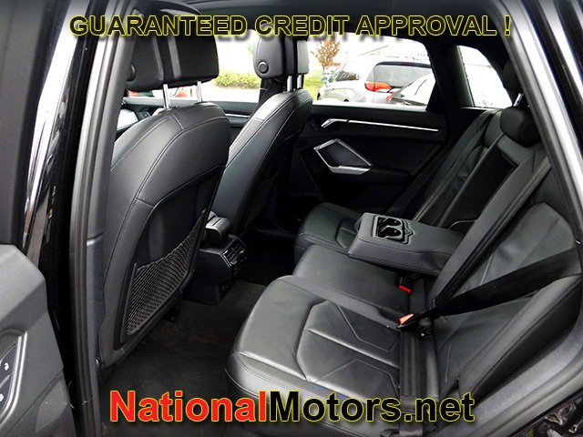 Audi Q3 Vehicle Full-screen Gallery Image 12