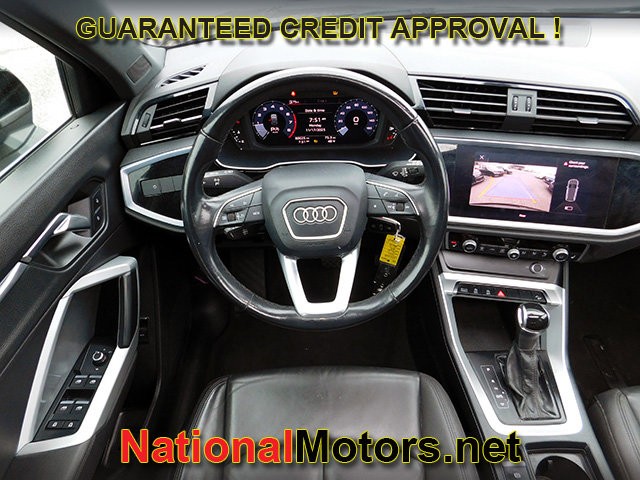 Audi Q3 Vehicle Full-screen Gallery Image 14