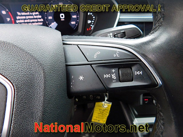 Audi Q3 Vehicle Full-screen Gallery Image 21