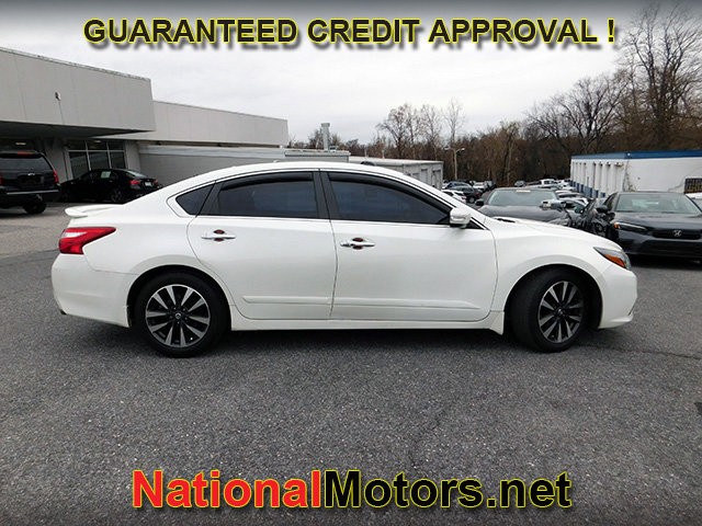 Nissan Altima Vehicle Full-screen Gallery Image 03