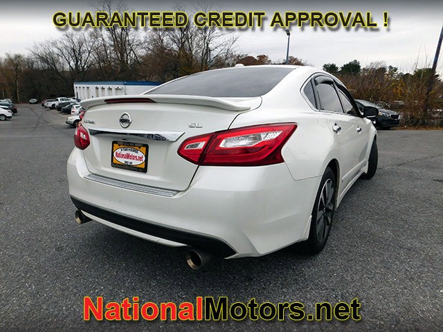 Nissan Altima Vehicle Full-screen Gallery Image 04