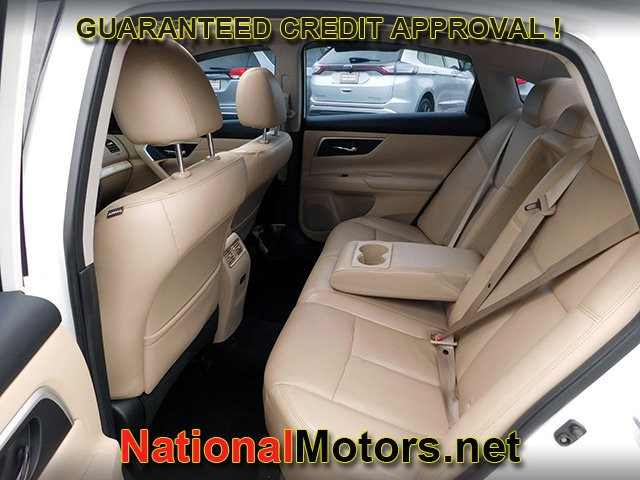 Nissan Altima Vehicle Full-screen Gallery Image 08