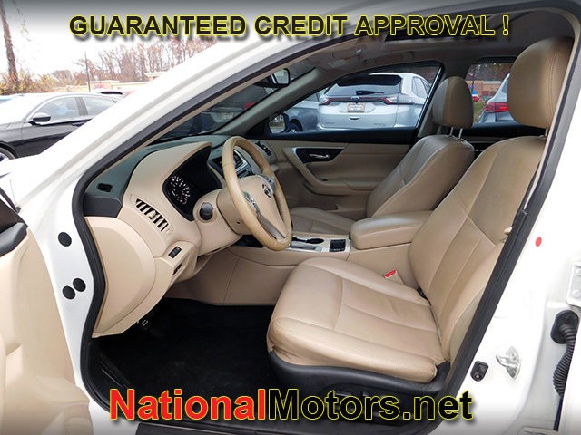 Nissan Altima Vehicle Full-screen Gallery Image 13