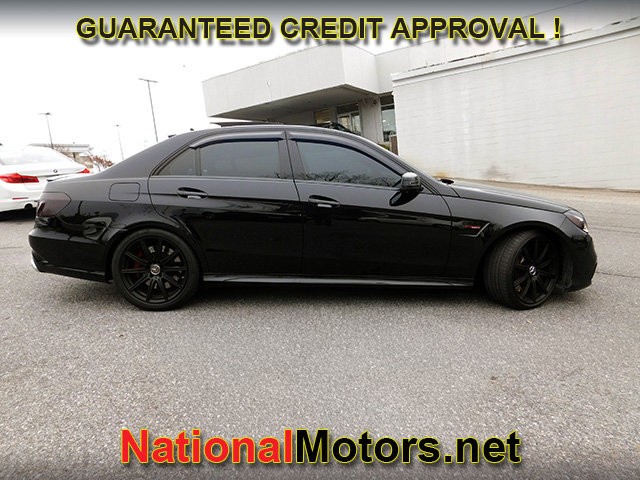 Mercedes-Benz E-Class Vehicle Full-screen Gallery Image 04