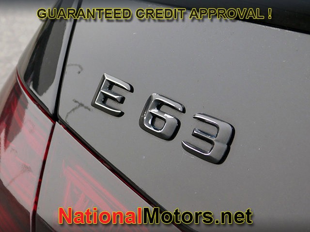 Mercedes-Benz E-Class Vehicle Full-screen Gallery Image 06