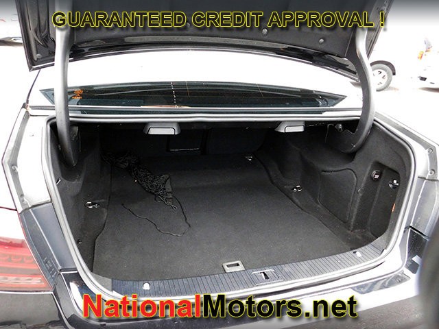 Mercedes-Benz E-Class Vehicle Full-screen Gallery Image 07