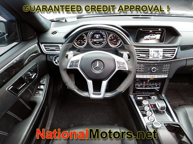 Mercedes-Benz E-Class Vehicle Full-screen Gallery Image 12