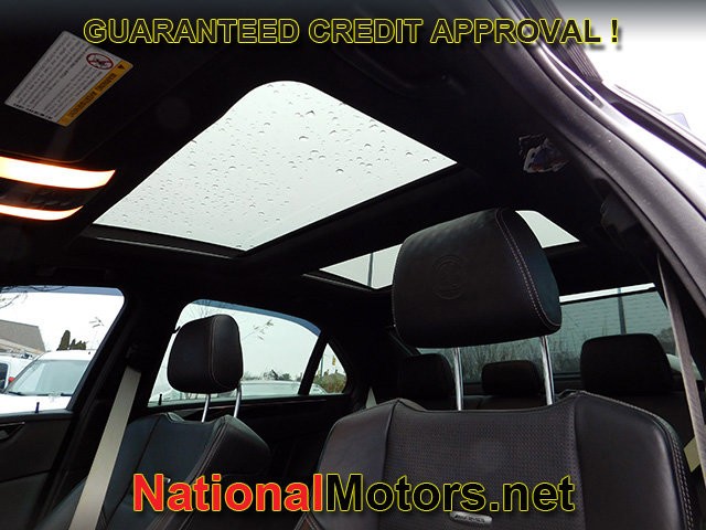 Mercedes-Benz E-Class Vehicle Full-screen Gallery Image 16