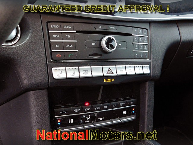 Mercedes-Benz E-Class Vehicle Full-screen Gallery Image 19