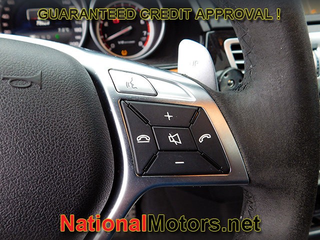 Mercedes-Benz E-Class Vehicle Full-screen Gallery Image 22