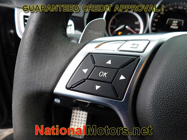 Mercedes-Benz E-Class Vehicle Full-screen Gallery Image 23