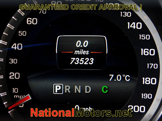 Mercedes-Benz E-Class Vehicle Full-screen Gallery Image 24