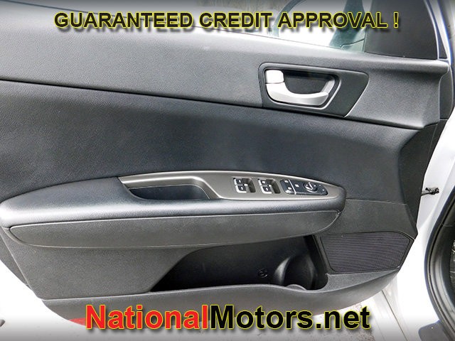 Kia Optima Vehicle Full-screen Gallery Image 11