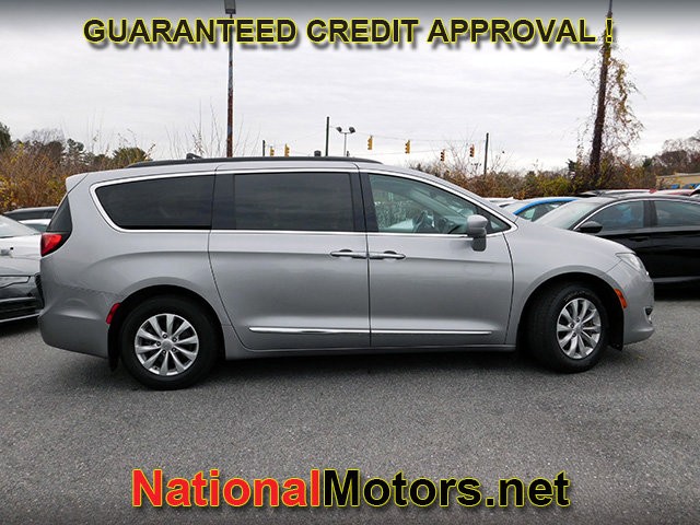 Chrysler Pacifica Vehicle Full-screen Gallery Image 02