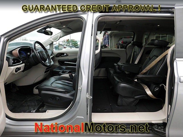 Chrysler Pacifica Vehicle Full-screen Gallery Image 08