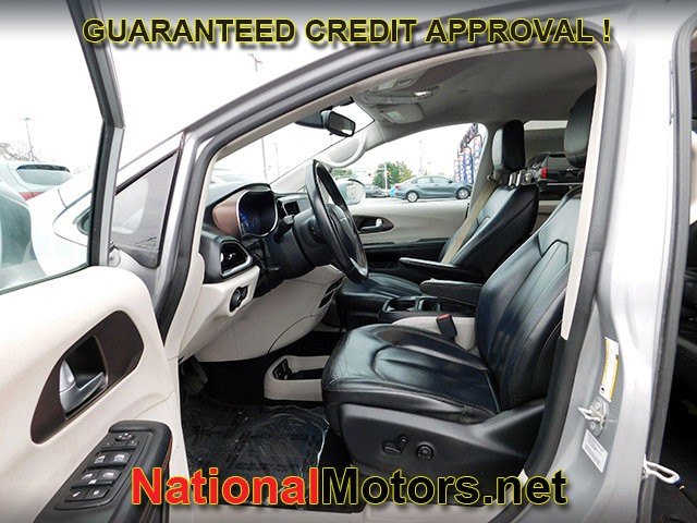 Chrysler Pacifica Vehicle Full-screen Gallery Image 10