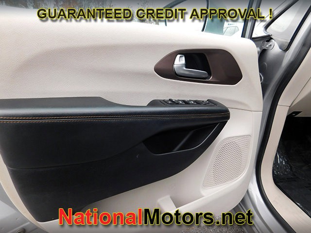 Chrysler Pacifica Vehicle Full-screen Gallery Image 11
