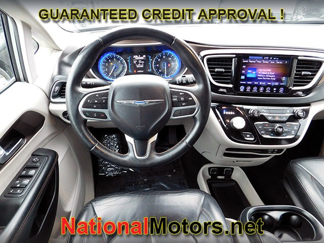 Chrysler Pacifica Vehicle Full-screen Gallery Image 13