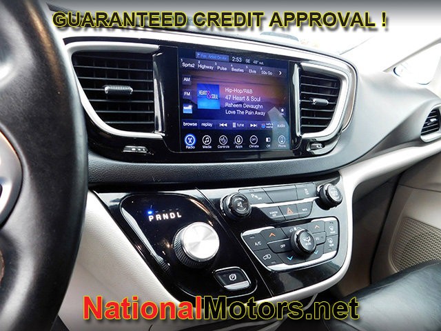 Chrysler Pacifica Vehicle Full-screen Gallery Image 15