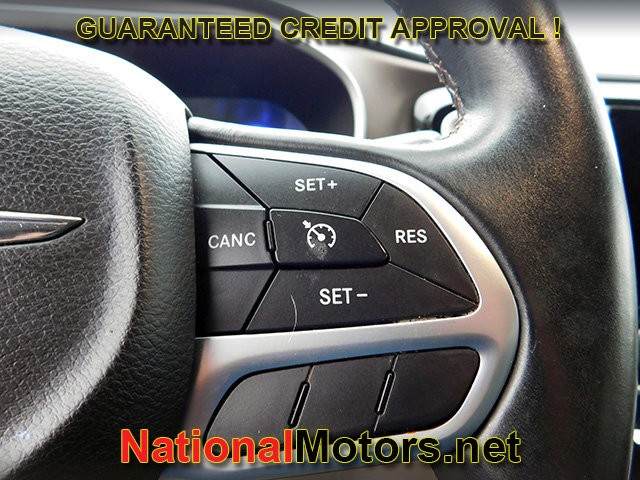 Chrysler Pacifica Vehicle Full-screen Gallery Image 19