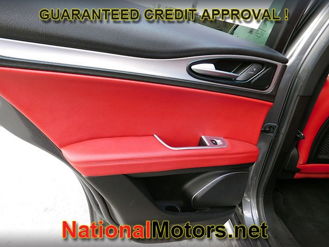 Alfa Romeo Stelvio Vehicle Full-screen Gallery Image 06