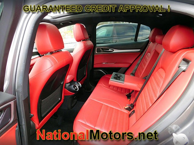 Alfa Romeo Stelvio Vehicle Full-screen Gallery Image 12