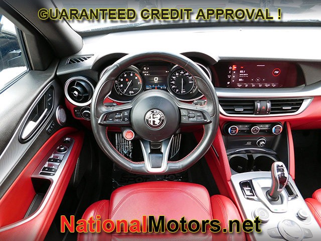 Alfa Romeo Stelvio Vehicle Full-screen Gallery Image 14