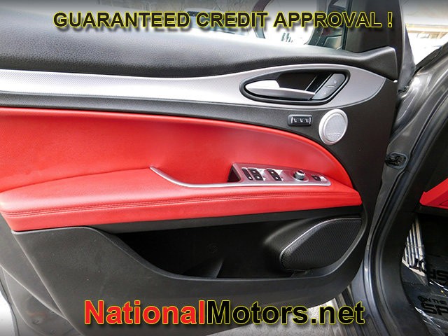 Alfa Romeo Stelvio Vehicle Full-screen Gallery Image 15