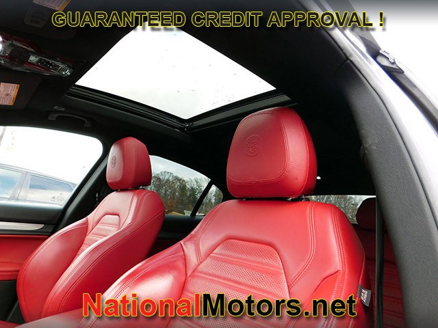 Alfa Romeo Stelvio Vehicle Full-screen Gallery Image 19