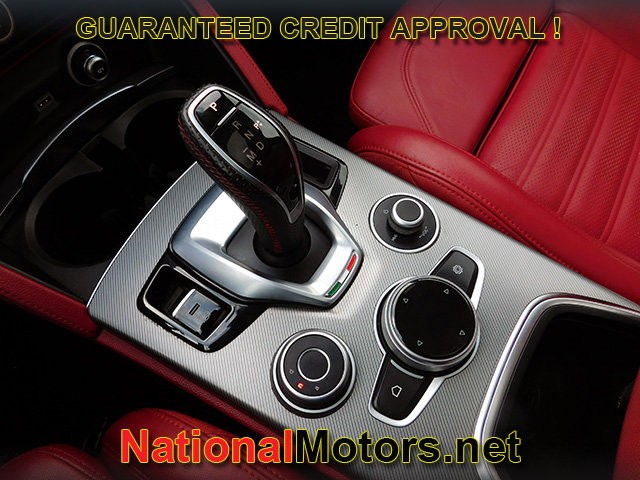 Alfa Romeo Stelvio Vehicle Full-screen Gallery Image 23