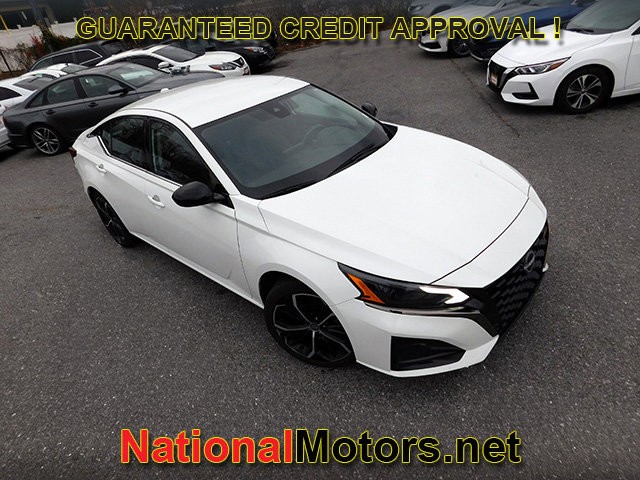 Nissan Altima Vehicle Full-screen Gallery Image 02