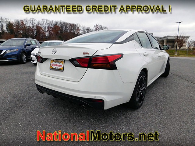 Nissan Altima Vehicle Full-screen Gallery Image 05