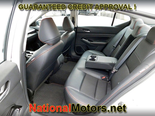 Nissan Altima Vehicle Full-screen Gallery Image 09