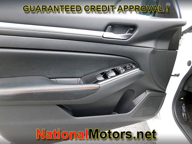 Nissan Altima Vehicle Full-screen Gallery Image 11