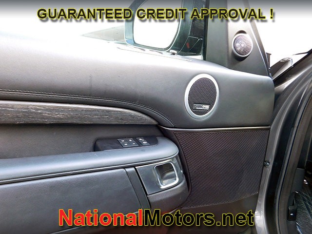 Land Rover Discovery Vehicle Full-screen Gallery Image 17