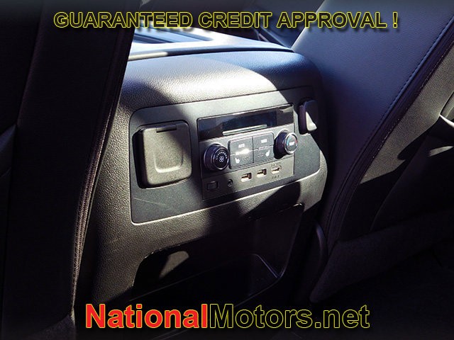 GMC Yukon XL Vehicle Full-screen Gallery Image 15