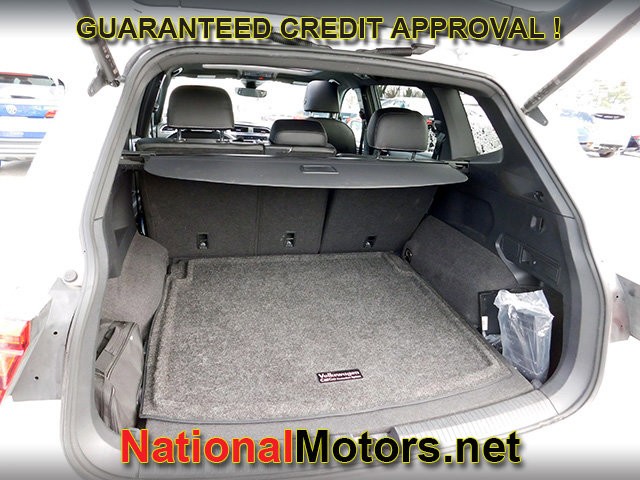 Volkswagen Tiguan Vehicle Full-screen Gallery Image 07