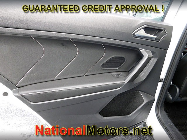 Volkswagen Tiguan Vehicle Full-screen Gallery Image 11