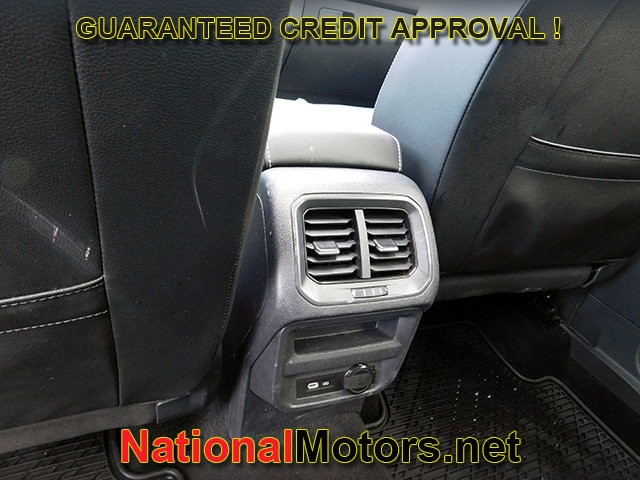 Volkswagen Tiguan Vehicle Full-screen Gallery Image 13