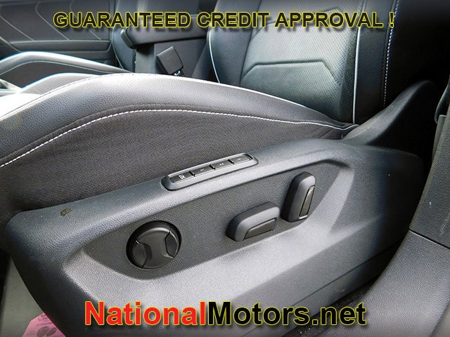 Volkswagen Tiguan Vehicle Full-screen Gallery Image 17