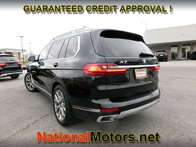 BMW X7 Vehicle Full-screen Gallery Image 05