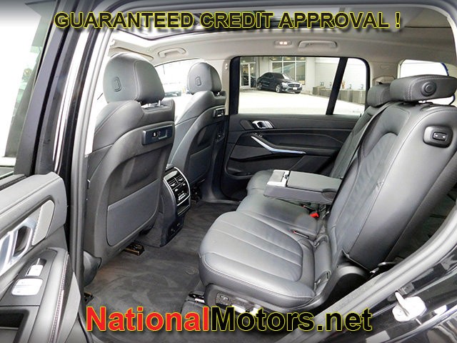 BMW X7 Vehicle Full-screen Gallery Image 11