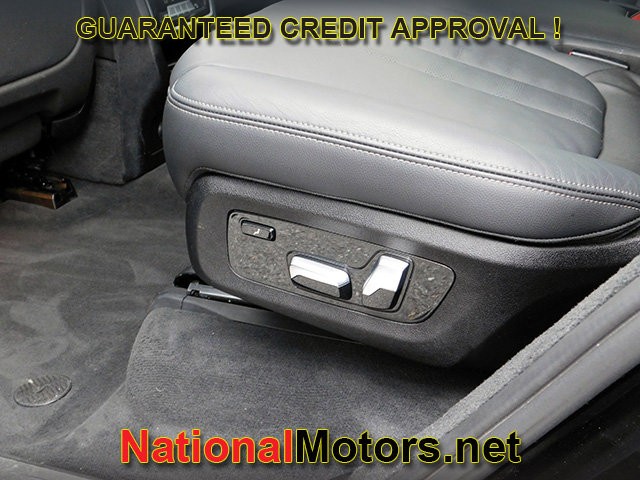 BMW X7 Vehicle Full-screen Gallery Image 12