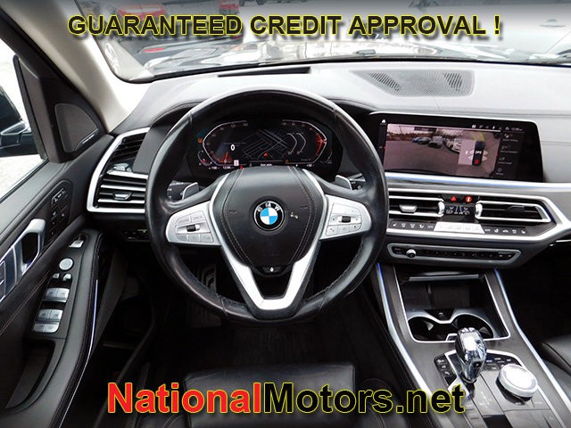 BMW X7 Vehicle Full-screen Gallery Image 15