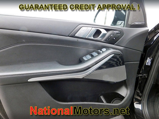 BMW X7 Vehicle Full-screen Gallery Image 16