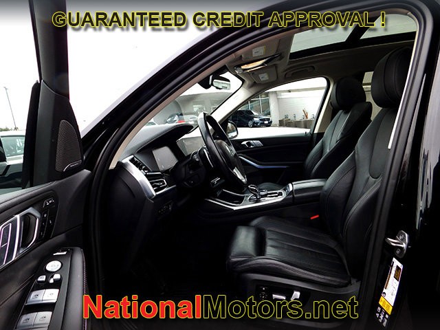 BMW X7 Vehicle Full-screen Gallery Image 18