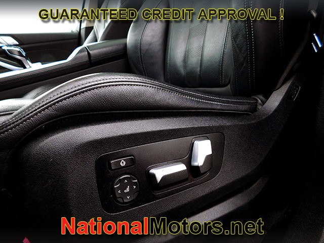 BMW X7 Vehicle Full-screen Gallery Image 19