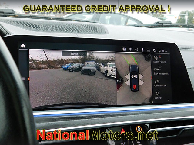 BMW X7 Vehicle Full-screen Gallery Image 21